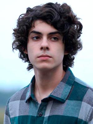 Эмджей Энтони в роли Дилана Кэмпбелла